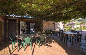A restaurant or other place to eat at Apartamentos Rurales El Prado