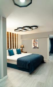 1 dormitorio con 1 cama grande con almohadas azules en Taksim Yazıcı Residence, en Estambul
