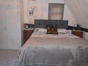 una camera da letto con un grande letto con due comodini di Stylish 3 bedroom apartment a Upton-upon-Severn