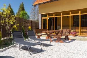 a wooden picnic table and chairs in a backyard at Dom Myśliwski in Szklarska Poręba +6 photos
