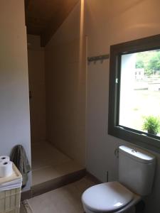 łazienka z toaletą, oknem i prysznicem w obiekcie Casita Junto al Río Deva w mieście Vilde +17 zdjęć
