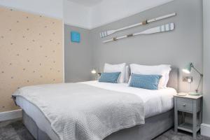 A bed or beds in a room at Beachside Guest House 