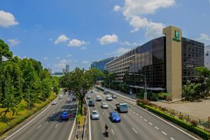 新加坡Holiday Inn Singapore Orchard City Centre by IHG的一条繁忙的城市街道，路上车辆熙熙攘攘