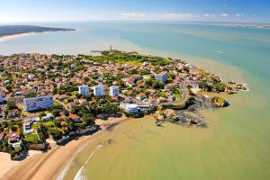 an aerial view of a resort on the beach at Superbe apt proche plage et centre ville in Saint-Georges-de-Didonne