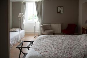 Tempat tidur dalam kamar di Chambres d'Hôtes La Pocterie