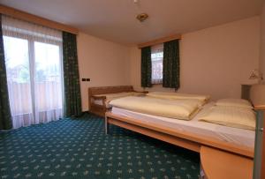 サン・ヴィジリオ・ディ・マレッベにあるApartments Nadiaのベッドルーム1室(ベッド2台、大きな窓付)