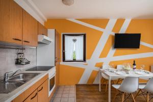 Kuchyň nebo kuchyňský kout v ubytování Apartments Villa Zrinka - Last season ever!