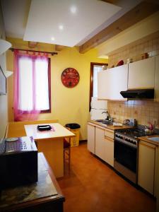 Kuchyňa alebo kuchynka v ubytovaní Booking San Marco Apartment