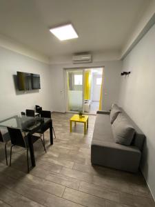 sala de estar con sofá y mesa en Beau deux pièces sur Gambetta, en Niza