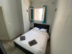 1 dormitorio con 1 cama con 2 almohadas en Beau deux pièces sur Gambetta, en Niza