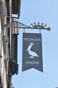 un cartello appeso al lato di un edificio di Pelikans Krone a Bad Sooden-Allendorf