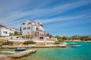 Hrvatska, ROGOZNICA, Apartments Villa Zrinka - Last season ever!