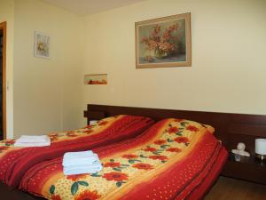 ein Schlafzimmer mit einem Bett mit einer bunten Decke in der Unterkunft B&B Briedel in Briedel