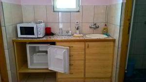 Kuchyň nebo kuchyňský kout v ubytování Sobe Rooms Szobák Zimmer KIS