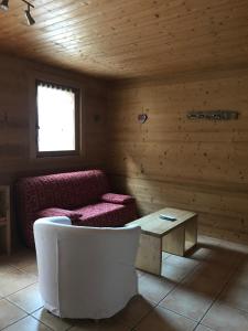 ein Wohnzimmer mit einem Sofa und einem Tisch in der Unterkunft Chalet La R'Batte in Sixt