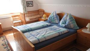 En eller flere senge i et værelse på Gross Lettenwag