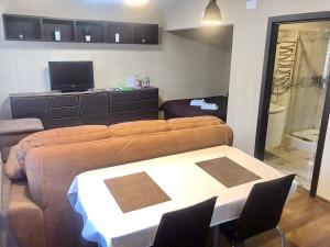 TV a/nebo společenská místnost v ubytování Dvoryanskiy Hotel