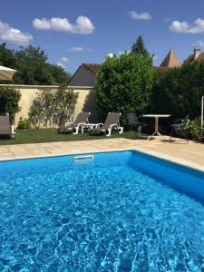 Swimmingpoolen hos eller tæt på Brit Hotel Europ Bergerac