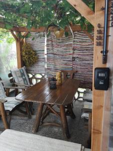 a wooden table and chairs in an outdoor room at Ferienwohnung Alpenblick in Ainring