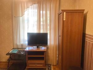 TV a/nebo společenská místnost v ubytování Dvoryanskiy Hotel
