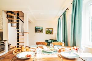 a dining room with a table with food on it at Wachau-Living in Dürnstein