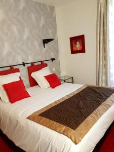 Postel nebo postele na pokoji v ubytování Brit Hotel Essentiel Pontivy Robic