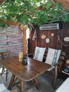 einen Holztisch und zwei Stühle in einem Zimmer in der Unterkunft Ferienwohnung Alpenblick in Ainring