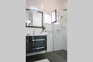 ein Bad mit einem Waschbecken und einer Glasdusche in der Unterkunft I MONTI SIGNORI in Porto Ota