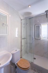 een badkamer met een douche, een toilet en een wastafel bij Roman Circus City Entry in Tarragona