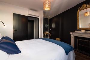 En eller flere senge i et værelse på La terrasse de La Tour Pinte.