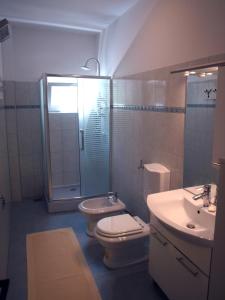 W łazience znajduje się toaleta, umywalka i prysznic. w obiekcie Apartment Filka w mieście Jelsa