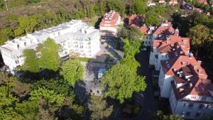 an aerial view of a large white building with red roofs at Apartamenty Świnoujście - Wyspiańskiego 34e in Świnoujście