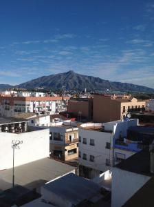 une vue d'une ville avec une montagne en arrière-plan dans l'établissement Hostal Acemar, à Marbella
