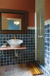 a bathroom with a sink and a glass shower at Hotel Casa Rural y Eventos Bonestar in Villalonga