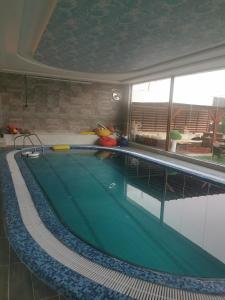 A piscina localizada em Alreem challet ou nos arredores