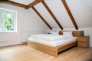 Schlafzimmer mit einem Bett und einem Fenster in der Unterkunft Erzherzog Johann Relax Appartements in Ehrenhausen