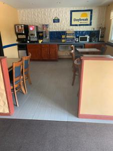 ein mcdonalds Wartezimmer mit Tischen und Stühlen in der Unterkunft Days Inn by Wyndham Greenwood SC in Greenwood