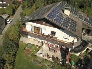 an aerial view of a house with solar panels on the roof at Friedrichsruh in Waldershof