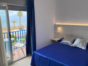Un pat sau paturi într-o cameră la Hotel Rio Mar