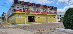ein gelbes Hotelgebäude mit einem Schild darauf in der Unterkunft Hotel Boulevard in Araripina