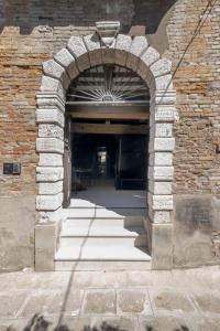 ヴェネツィアにあるResidence Poli Veneziaのレンガ造りの建物の入口