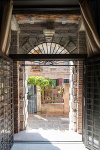 un ingresso a un edificio con porta aperta di Residence Poli Venezia a Venezia