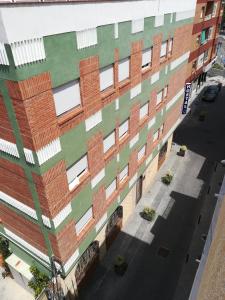 een uitzicht op een hoog bakstenen gebouw bij Hostal la Campana in Motril