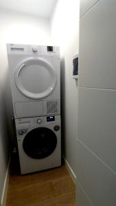 a washing machine in the corner of a room at APARTAMENTOS EL POZO AMARGO in Toledo