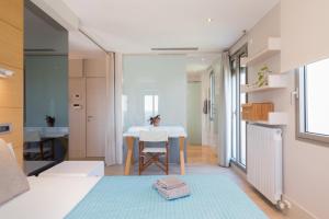 Een keuken of kitchenette bij Kronos on the Beach Attic Suite