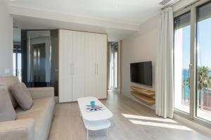 Een TV en/of entertainmentcenter bij Kronos on the Beach Attic Suite
