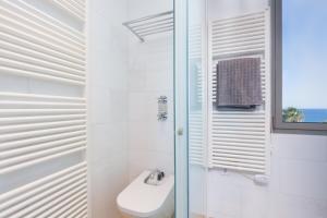 Een badkamer bij Kronos on the Beach Attic Suite