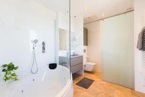 Een badkamer bij Kronos on the Beach Attic Suite