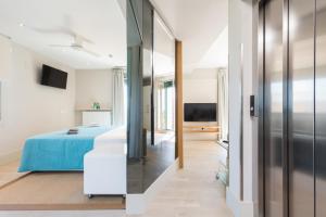 Een bed of bedden in een kamer bij Kronos on the Beach Attic Suite