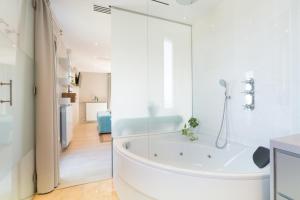 Een badkamer bij Kronos on the Beach Attic Suite